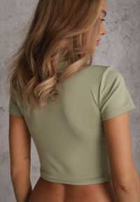Renee - Jasnozielony Basicowy T-shirt w Stylu Cropped z Subtelnym Nadrukiem Loraera. Okazja: na co dzień. Kolor: zielony. Materiał: jeans. Długość: krótkie. Wzór: nadruk. Styl: elegancki, sportowy, casual #4