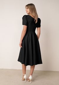 Born2be - Czarna Elegancka Rozkloszowana Sukienka z Kwiatem 3D Eugorus. Kolor: czarny. Wzór: kwiaty. Styl: elegancki #4