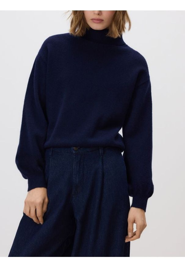 Reserved - Sweter z golfem - granatowy. Typ kołnierza: golf. Kolor: niebieski. Materiał: dzianina, wełna