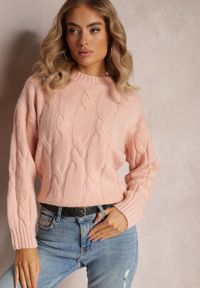 Renee - Jasnoróżowy Klasyczny Sweter w Ozdobny Splot Olgame. Kolor: różowy. Materiał: tkanina, dzianina. Wzór: ze splotem. Styl: klasyczny #1