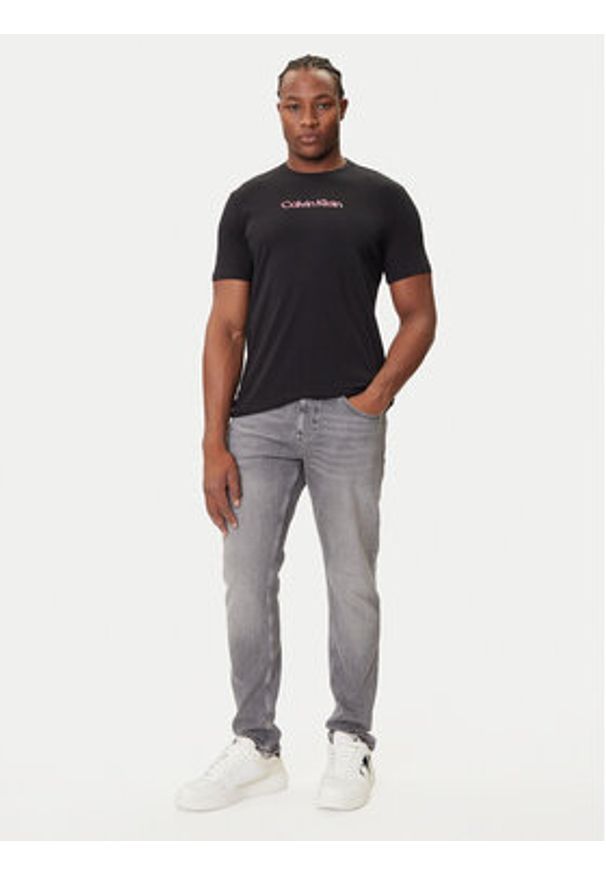 Calvin Klein Jeans T-Shirt Glitched Logo LV04RC858G Czarny Regular Fit. Kolor: czarny. Materiał: bawełna