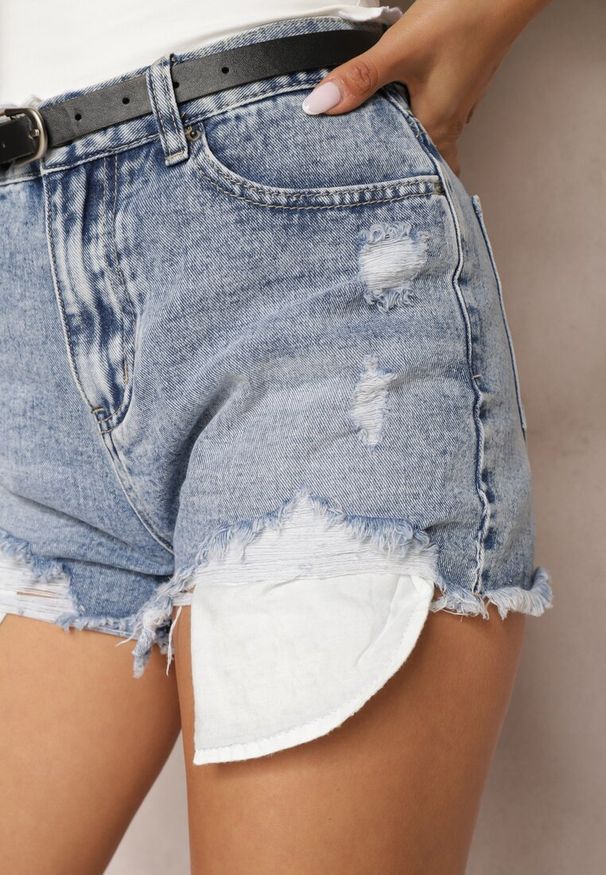 Renee - Jasnoniebieskie Szorty Jeansowe High Waist z Paskiem z Imitacji Skóry Ozdobione Przetarciami Tiamathy. Okazja: na co dzień. Stan: podwyższony. Kolor: niebieski. Materiał: jeans, skóra. Długość: krótkie. Wzór: aplikacja. Styl: casual, elegancki