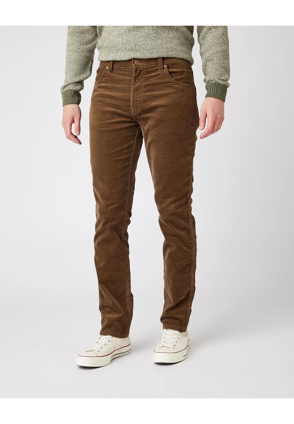 Wrangler - WRANGLER TEXAS SLIM MĘSKIE SPODNIE SZTRUKSOWE TEAK W12SEC455 112141149. Okazja: na randkę, na co dzień. Materiał: sztruks. Styl: casual, elegancki