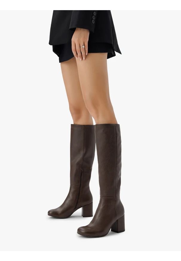 Ryłko - Ciemnobrązowe kozaki ze skóry licowej. Wysokość cholewki: przed kolano. Zapięcie: zamek. Kolor: brązowy. Materiał: skóra. Szerokość cholewki: normalna. Obcas: na obcasie. Styl: street, elegancki. Wysokość obcasa: średni