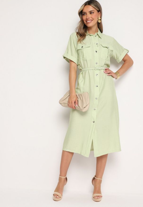 Born2be - Zielona Wiskozowa Sukienka o Koszulowym Kroju z Paskiem Nelavyn. Okazja: na co dzień, do pracy. Kolor: zielony. Materiał: wiskoza. Długość rękawa: krótki rękaw. Typ sukienki: koszulowe. Styl: casual, elegancki
