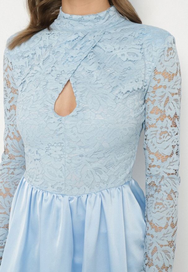 Born2be - Niebieska Rozkloszowana Sukienka o Kroju Bombki z Koronką i Wycięciem Desarilla. Okazja: na co dzień. Typ kołnierza: kołnierzyk stójkowy. Kolor: niebieski. Materiał: koronka. Długość rękawa: długi rękaw. Wzór: koronka. Typ sukienki: bombki. Styl: casual