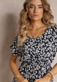 Renee - Czarna Wiskozowa Mini Sukienka w Kwiatowy Print z Gumką w Pasie Frolia. Kolor: czarny. Materiał: wiskoza. Wzór: kwiaty, nadruk. Długość: mini #3