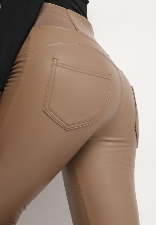 Born2be - Ciemnobeżowe Ocieplane Legginsy z Ekoskóry z Wysokim Stanem Feliora. Okazja: na co dzień. Stan: podwyższony. Kolor: beżowy. Materiał: satyna. Styl: wizytowy, casual, elegancki