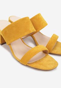 Born2be - Żółte Klapki Oriphithoe. Nosek buta: okrągły. Kolor: żółty. Materiał: bawełna. Wzór: paski, gładki. Obcas: na słupku #5