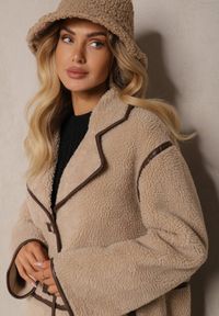 Renee - Beżowy Futrzany Płaszcz o Jednorzędowym Kroju Zdobiony Przeszyciami Zinneira. Okazja: na co dzień, na spacer. Kolor: beżowy. Materiał: futro. Długość rękawa: długi rękaw. Długość: długie. Wzór: aplikacja. Styl: elegancki, casual #5