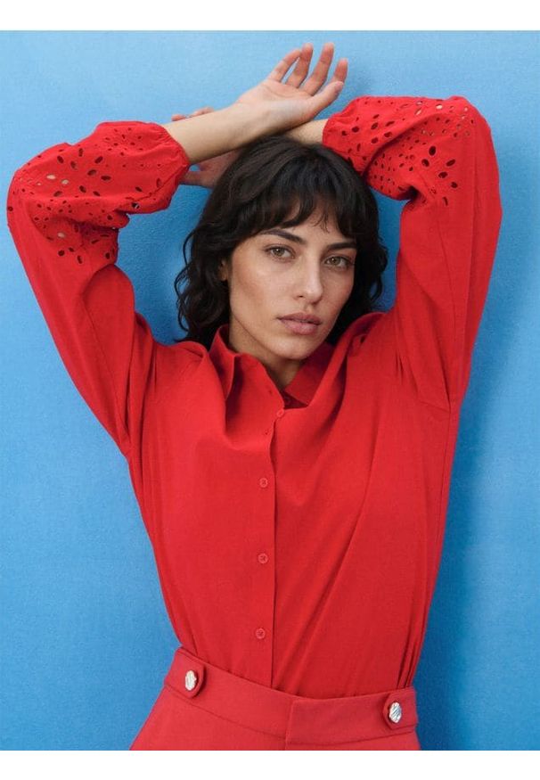 Sinsay - Bawełniana koszula z ażurowym wykończeniem rękawa - czerwony. Kolor: czerwony. Materiał: bawełna. Wzór: ażurowy
