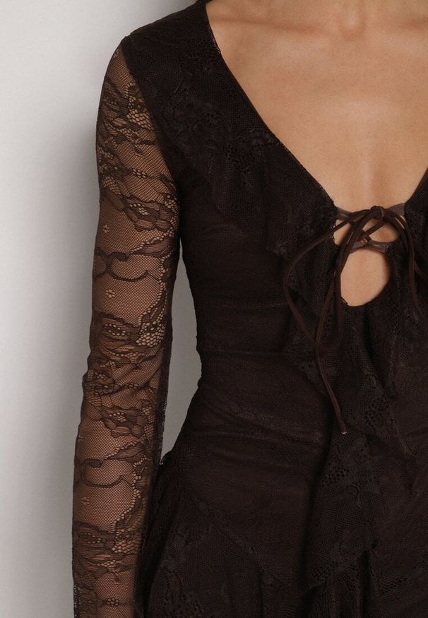 Born2be - Brązowa Koronkowa Sukienka Wieczorowa z Wiązaniem przy Dekolcie Ferolena. Okazja: na imprezę. Kolor: brązowy. Materiał: koronka. Styl: wizytowy