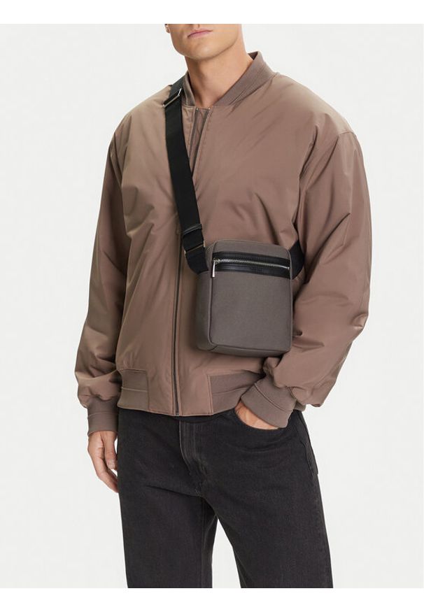 Calvin Klein Saszetka Contrast Reporter LV04D3175G Szary. Kolor: szary. Materiał: materiał