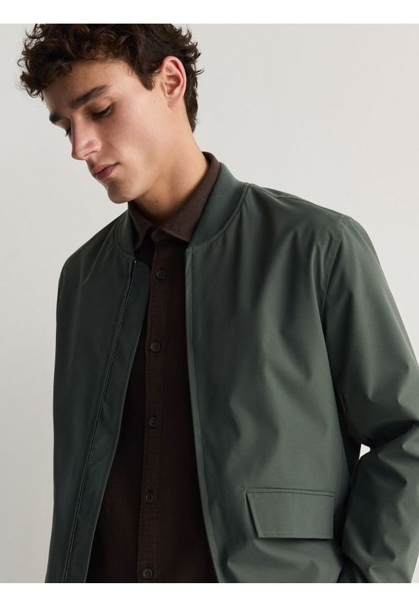 Reserved - Kurtka bomberka - morski. Kolor: morski. Materiał: tkanina. Wzór: gładki