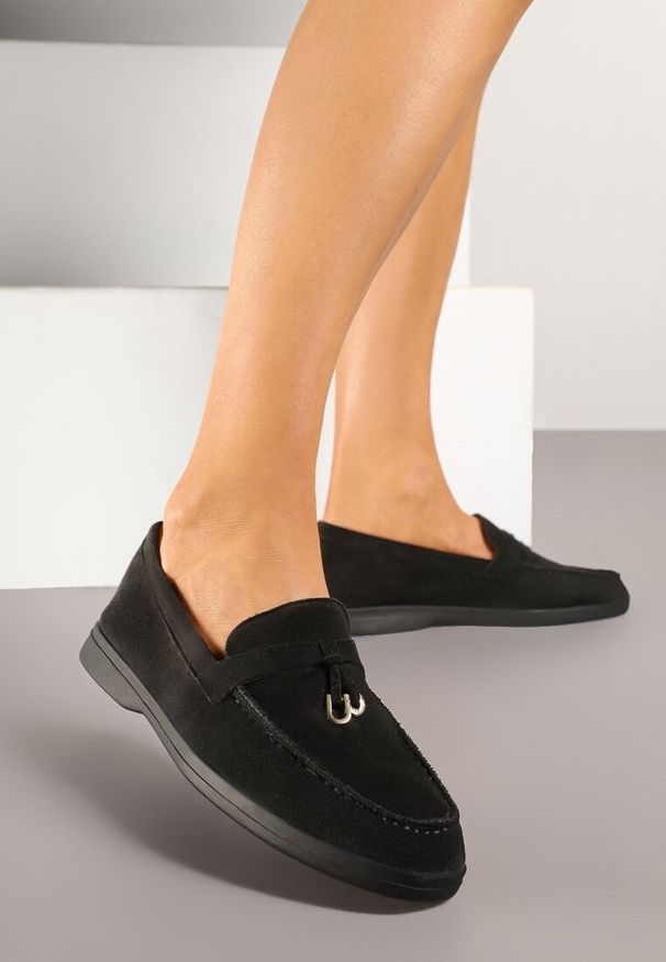 Born2be - Czarne Mokasyny z Imitacji Zamszu z Ozdobną Aplikacją Tasseli. Okazja: na co dzień, na spotkanie biznesowe. Kolor: czarny. Materiał: zamsz. Wzór: aplikacja. Styl: biznesowy, klasyczny, casual, elegancki