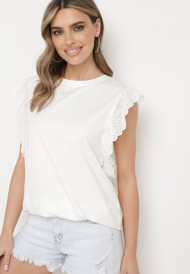 Born2be - Biały Bawełniany Top z Falbanką przy Rękawach Tiavanna. Typ kołnierza: kołnierz z falbankami. Kolekcja: plus size. Kolor: biały. Materiał: bawełna. Styl: elegancki
