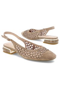 Sandały damskie S.Barski, ze skóry naturalnej z ażurową cholewką i niskim ozdobnym obcasem, beżowe, CR61-3019. Okazja: na co dzień. Zapięcie: pasek. Kolor: beżowy. Wzór: ażurowy. Materiał: skóra. Sezon: lato. Obcas: na obcasie. Styl: casual, elegancki, klasyczny, wizytowy. Wysokość obcasa: średni #3