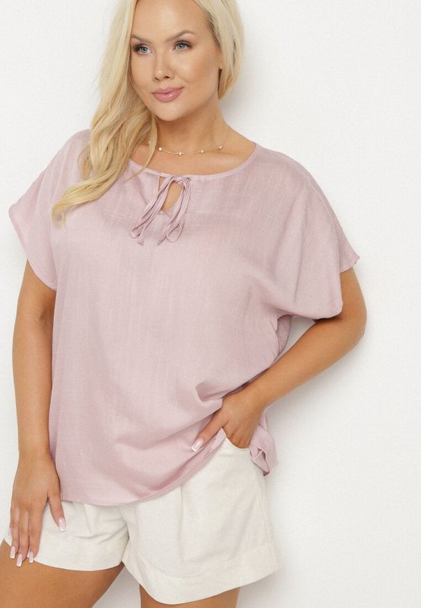 Born2be - Ciemnoróżowa Bluzka z Wiskozą Wiązana przy Dekolcie Dovarelle. Okazja: na co dzień. Kolekcja: plus size. Kolor: różowy. Materiał: wiskoza. Długość rękawa: krótki rękaw. Długość: krótkie. Styl: elegancki, casual