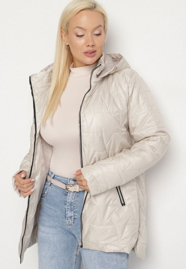 Born2be - Ciemnoszara Pikowana Kurtka z Kapturem w Klasycznym Stylu Mallissa. Okazja: na spacer. Typ kołnierza: kaptur. Kolekcja: plus size. Kolor: szary. Materiał: jeans. Wzór: aplikacja. Styl: klasyczny