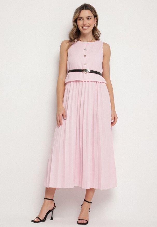 Born2be - Różowa Sukienka Bez Rękawów z Plisami i Paskiem z Klamrą Iffale. Okazja: na spacer, na co dzień. Kolor: różowy. Długość rękawa: bez rękawów. Styl: casual, klasyczny