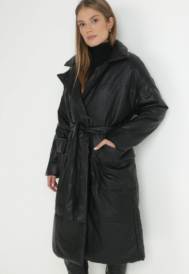 Born2be - Czarny Płaszcz z Imitacji Skóry z Wiązanym Paskiem Telmi. Typ kołnierza: kolnierz wykładany. Kolor: czarny. Materiał: skóra