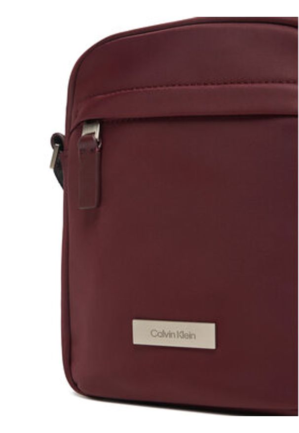 Calvin Klein Saszetka Sleek Reporter LV04D3180G Bordowy. Kolor: czerwony. Materiał: materiał