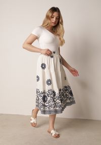 Born2be - Granatowa Rozkloszowana Spódnica z Wiskozy w Kwiatowy Wzór Masterore. Okazja: do pracy, na co dzień. Kolor: niebieski. Materiał: wiskoza. Wzór: kwiaty. Styl: casual #3