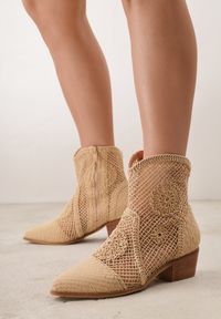 Renee - Ciemnobeżowe Botki Kowbojki VICES na Niskim Stożku z Ażurową Cholewką Azinessa. Okazja: na co dzień. Kolor: beżowy. Materiał: zamsz, jeans. Szerokość cholewki: normalna. Wzór: ażurowy. Obcas: na stożku. Styl: casual. Wysokość obcasa: niski #1
