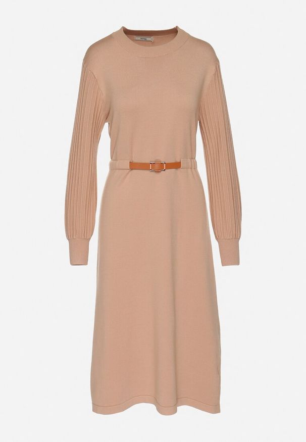 Born2be - Ciemnobeżowa Sukienka z Wiskozą Ozdobiona Plisowanymi Rękawami i Paskiem Daikari. Okazja: na co dzień. Kolor: beżowy. Materiał: wiskoza. Wzór: aplikacja. Styl: casual