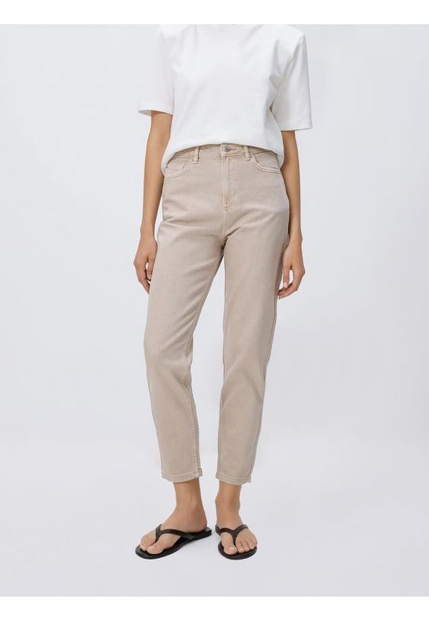 Reserved - Jeansy mom fit - beżowy. Kolor: beżowy