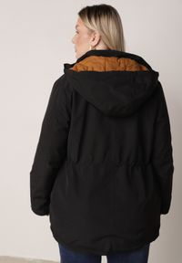 Born2be - Czarna Przejściowa Kurtka Dwustronna o Kroju Parki z Pikowaniem Wewnątrz Zidelle. Typ kołnierza: kaptur. Kolor: czarny. Materiał: jeans, poliester. Styl: sportowy #7