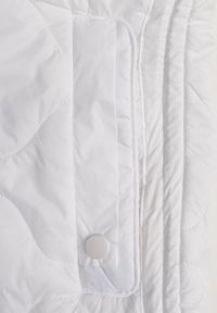 Born2be - Biała Kamizelka z Odpinanym Kapturem Ozdobiona Pikowaniem Cirisse. Okazja: na spacer, na co dzień. Kolor: biały. Materiał: jeans. Wzór: aplikacja. Styl: casual, elegancki, klasyczny #5