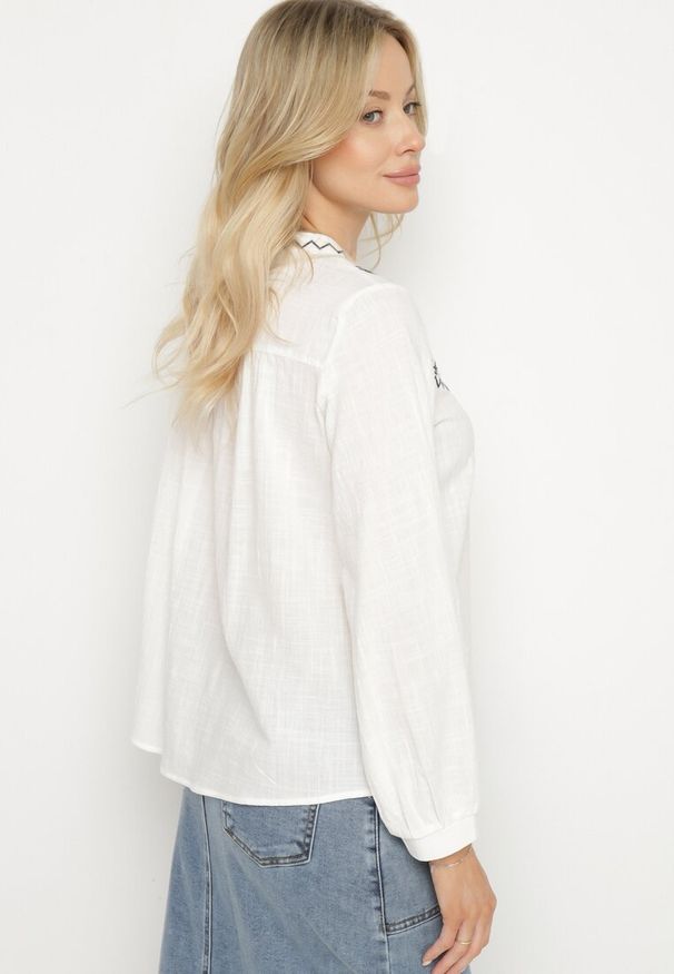 Born2be - Biała Koszula z Bawełny w Stylu Boho Zdobiona Haftem Gonilwen. Okazja: na co dzień. Typ kołnierza: kołnierzyk stójkowy. Kolor: biały. Materiał: bawełna. Wzór: aplikacja, haft. Styl: boho