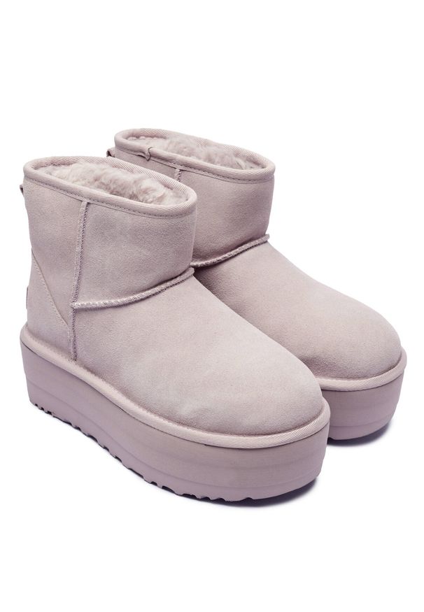 Ugg - Buty zimowe damskie UGG W CLASSIC MINI PLATFORM. Kolor: fioletowy. Materiał: zamsz, skóra, poliester, wełna, lyocell. Szerokość cholewki: normalna. Wzór: aplikacja. Sezon: zima. Obcas: na platformie