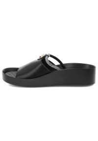 Czarne Klapki S.Barski Modne Obuwie Damskie. Okazja: na co dzień. Kolor: czarny. Wzór: gładki, aplikacja. Sezon: lato. Obcas: na koturnie. Styl: casual, elegancki #4