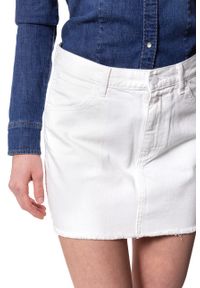 Wrangler - SPÓDNICA JEANSOWA WRANGLER RETRO SKIRT WHITE DAMAGED W241DM12Q. Kolor: biały. Materiał: jeans. Styl: retro