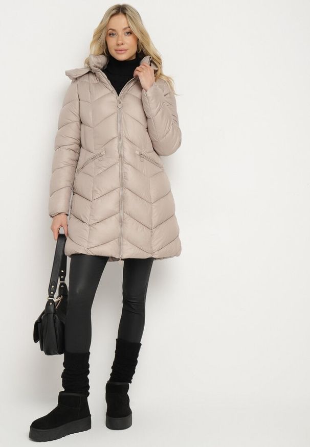 Born2be - Beżowa Pikowana Kurtka o Taliowanym Kroju z Kapturem i Futrzaną Podszewką Emithalla. Okazja: na co dzień. Typ kołnierza: kaptur. Kolor: beżowy. Materiał: futro. Długość rękawa: długi rękaw. Długość: długie. Styl: klasyczny, casual, elegancki