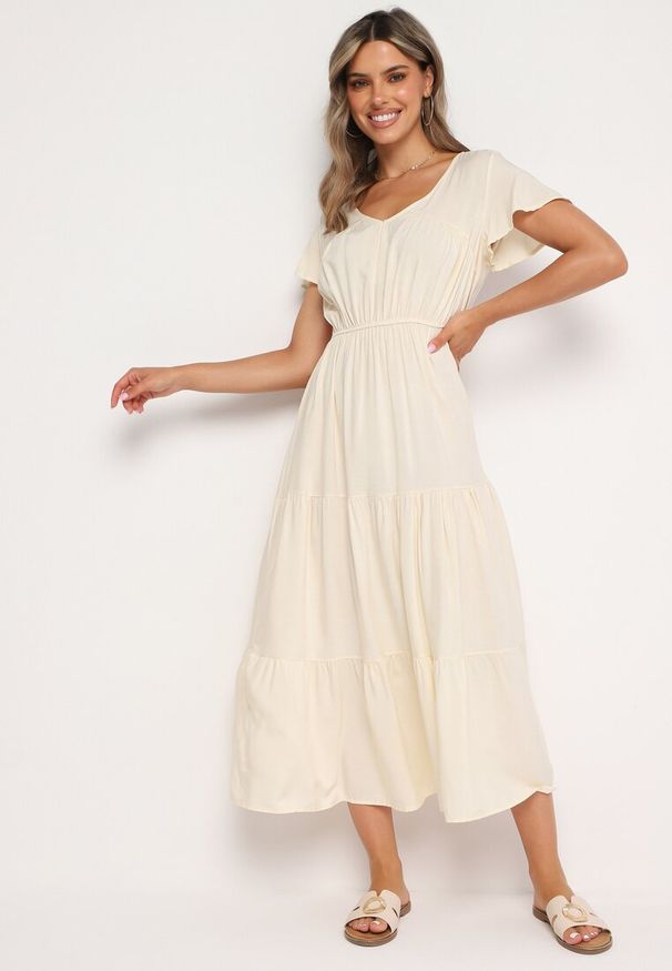 Born2be - Jasnobeżowa Sukienka z Wiskozy o Rozkloszowanym Kroju Folky. Okazja: na co dzień. Typ kołnierza: dekolt w kształcie V. Kolor: beżowy. Materiał: wiskoza. Styl: casual, elegancki