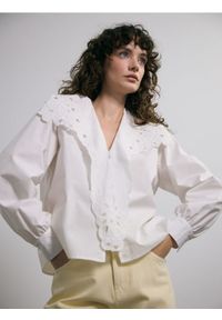 Reserved - Bluzka z koronkowym kołnierzem - biały. Kolor: biały. Materiał: koronka #1