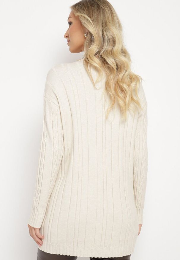 Born2be - Jasnobeżowy Sweter z Wiskozą i Bawełną Ozdobiony Tłoczeniem Vianira. Okazja: na co dzień. Kolor: beżowy. Materiał: bawełna, wiskoza. Wzór: aplikacja. Styl: elegancki, casual