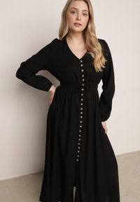 Born2be - Czarna Rozkloszowana Sukienka z Lnem i Wiskozą Zdobiona Guzikami Maitiella. Okazja: na co dzień. Typ kołnierza: dekolt w kształcie V. Kolor: czarny. Materiał: wiskoza, len. Długość rękawa: długi rękaw. Wzór: aplikacja. Sezon: wiosna, lato. Styl: casual, elegancki #4