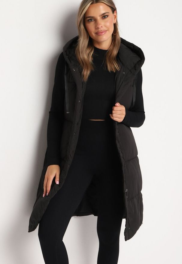 Born2be - Czarna Pikowana Kamizelka z Kapturem Wykończona Napami Prineria. Okazja: na co dzień. Typ kołnierza: kaptur. Kolor: czarny. Materiał: jeans. Styl: casual, elegancki