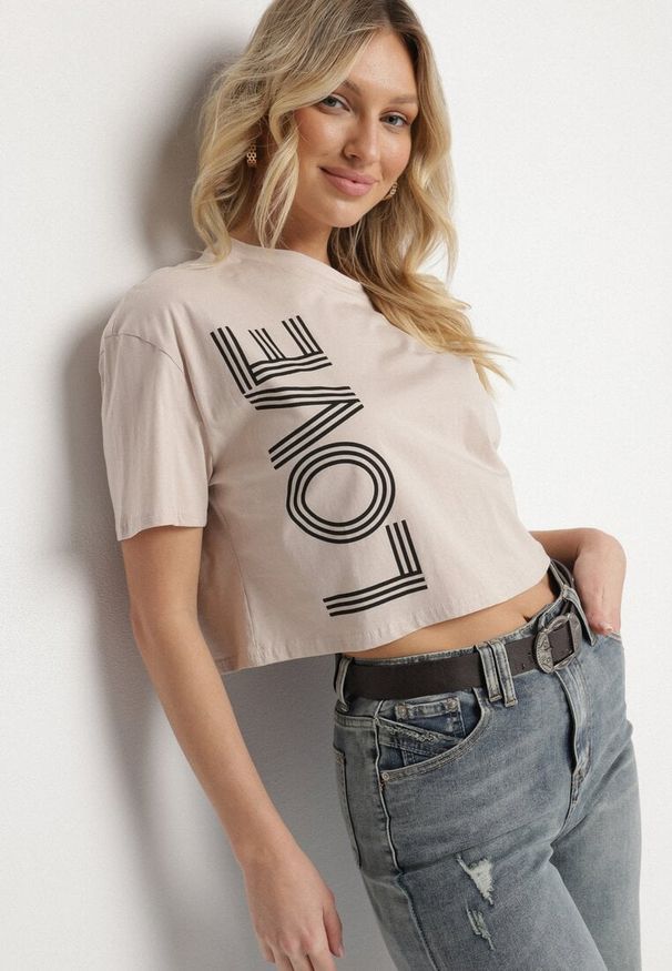 Born2be - Ciemnobeżowy Krótki Bawełniany T-shirt z Napisem Sannirra. Okazja: na co dzień. Kolor: beżowy. Materiał: bawełna. Długość: krótkie. Wzór: napisy. Styl: klasyczny, casual