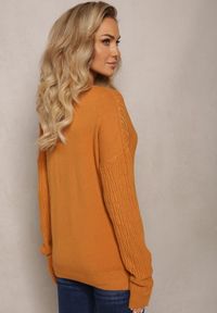Renee - Brązowy Sweter z Tłoczeniami o Klasycznym Fasonie Sigune. Kolor: brązowy. Wzór: jednolity. Sezon: jesień, zima. Styl: klasyczny #3