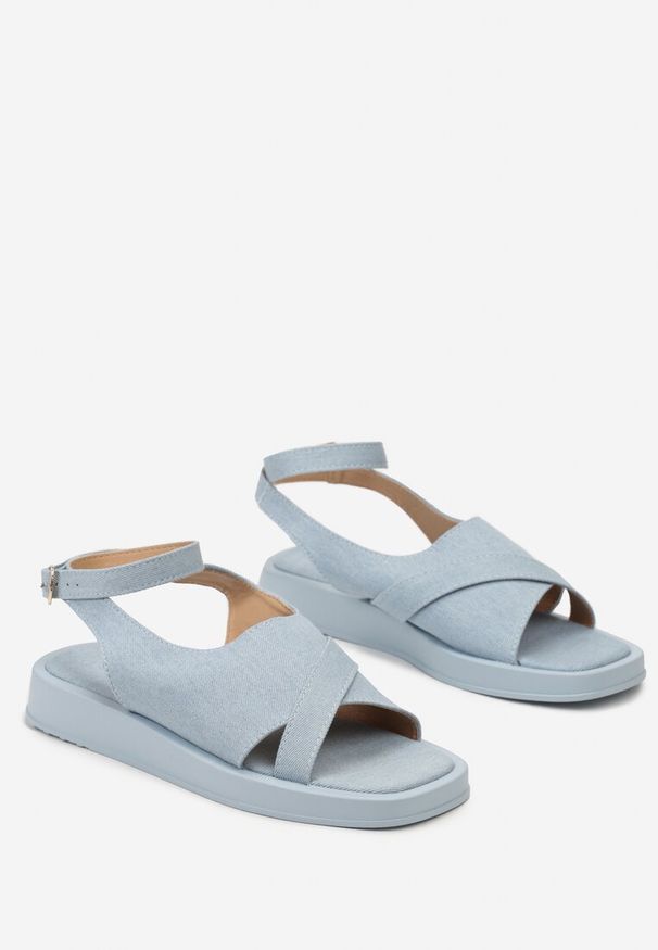 Born2be - Jasnoniebieskie Płaskie Sandały z Szerokim Paskiem Zapinanym Przy Kostce Afaela. Zapięcie: pasek. Kolor: niebieski. Sezon: lato