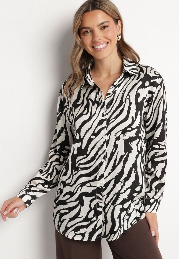 Born2be - Czarno-Biała Koszula z Dłuższym Tyłem w Abstrakcyjny Wzór Nilhiris. Okazja: na spacer, na spotkanie biznesowe, na co dzień. Kolor: czarny. Materiał: jeans. Długość: długie. Styl: elegancki, casual, klasyczny, biznesowy