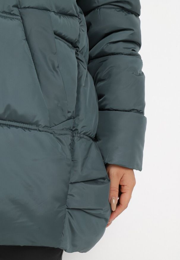 Born2be - Zielona Kurtka z Kapturem i Sztucznym Futerkiem Tsani. Okazja: do pracy. Typ kołnierza: kaptur. Kolekcja: plus size. Kolor: zielony. Materiał: futro. Wzór: aplikacja. Sezon: zima, jesień. Styl: klasyczny, elegancki