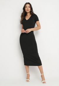 Born2be - Czarna Sukienka Dopasowana Bodycon z Dekoltem w Serek Efricene. Okazja: na co dzień. Typ kołnierza: dekolt w serek. Kolor: czarny. Materiał: jeans. Długość rękawa: krótki rękaw. Typ sukienki: bodycon. Styl: casual, klasyczny #1