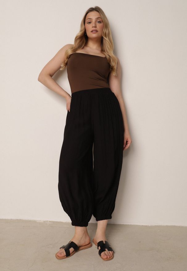 Born2be - Czarne Baloniaste Spodnie z Wysokim Stanem w Stylu Casual Lilanya. Okazja: na co dzień. Stan: podwyższony. Kolor: czarny. Długość: krótkie. Sezon: lato, wiosna. Styl: casual