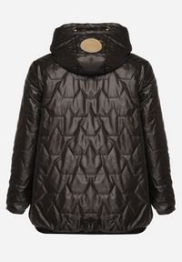 Born2be - Czarna Kurtka Pikowana o Pudełkowym Kroju z Kapturem Nusolea. Okazja: na co dzień. Typ kołnierza: kaptur. Kolekcja: plus size. Kolor: czarny. Materiał: jeans. Styl: casual, elegancki #5